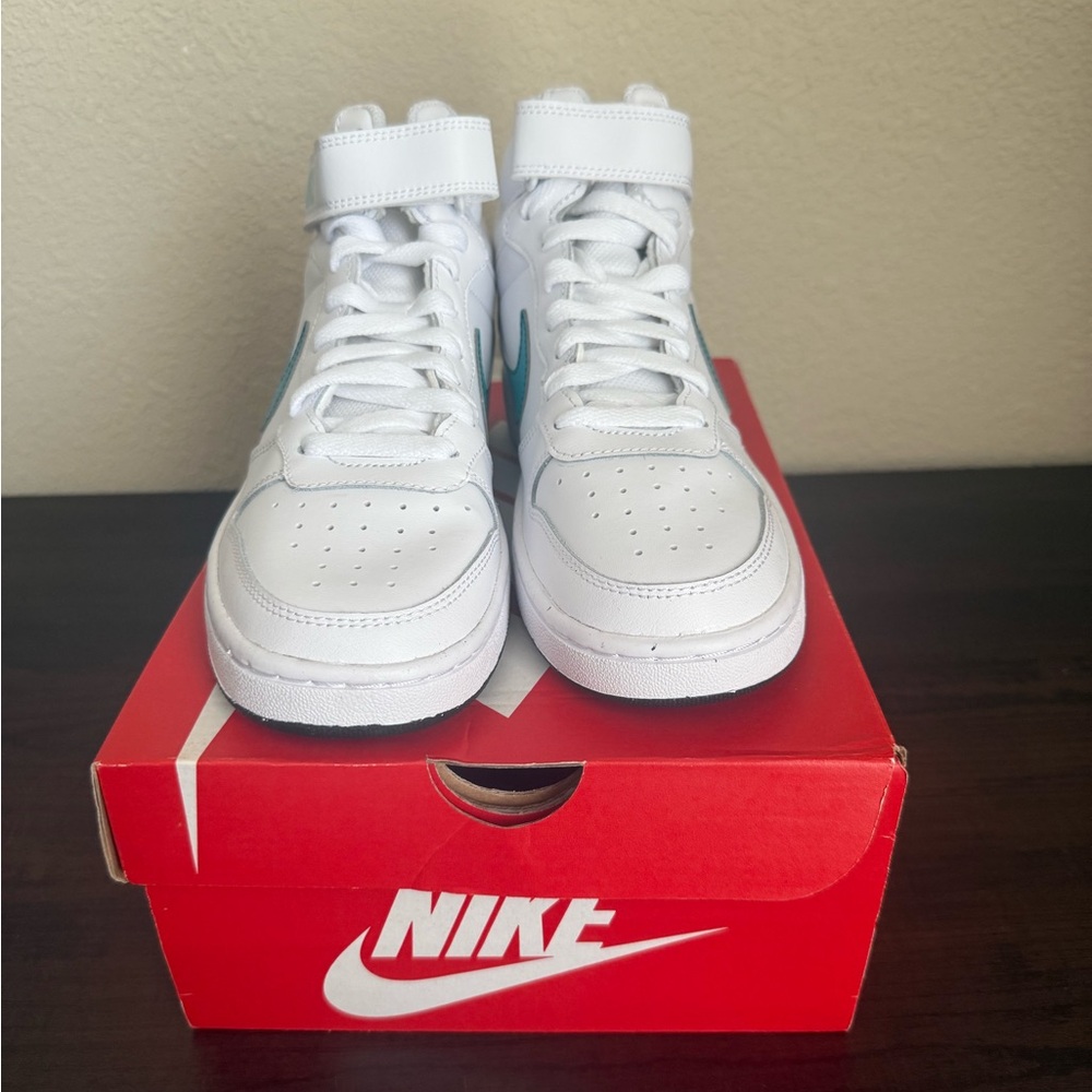 Nike White and Blue Sneakers Classic Style - Picture 3 of 9